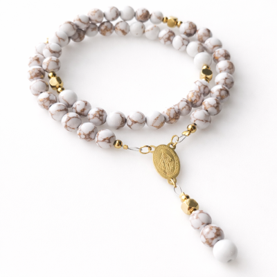 Elegantna katolička krunica izrađena od perli prirodnog zlatnog haulita promjera 6mm