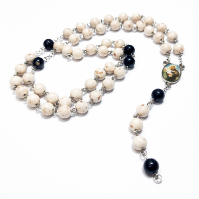 Detalj zrna katoličke krunice svetog antuna od bračkog kamena