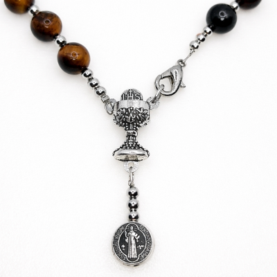 Krunica svetog Benedikta - Tigrovo oko - Detalj ljepote kaleža i medaljice