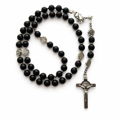 Krunica svetog Benedikta izrađena od prirodnog poludragog kamena Oniksa promjera 8mm.