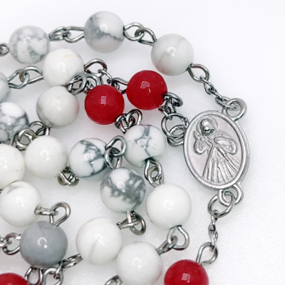 Detalj ljepote Krunice Duhu svetom od poludragog kamena