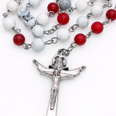 Detalj ljepote Krunice Duhu svetom od poludragog kamena