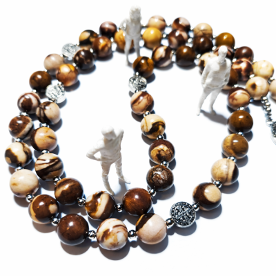 Ova velika krunica izrađena je od prirodnog zemljanog jaspisa