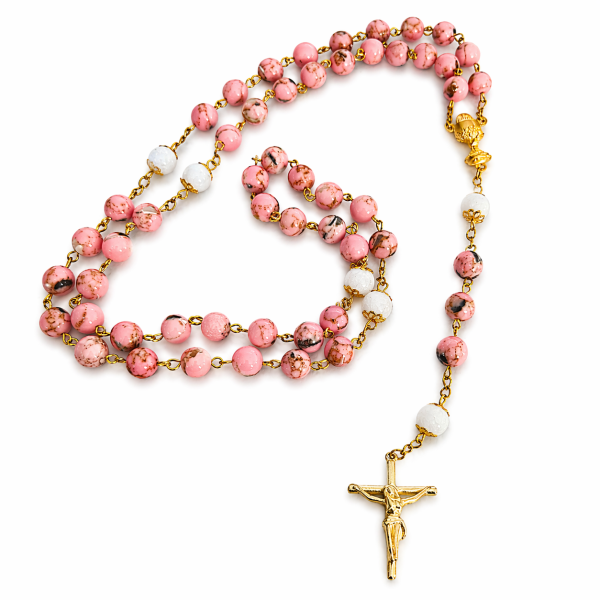 Krunica Gospin plašt – rozi haulit, porculanske perle i pozlaćeni križ