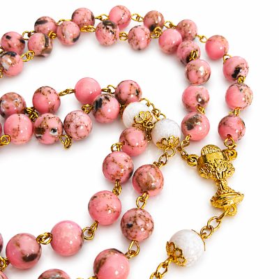 Krunica Gospin plašt – rozi haulit, keramičke perle i pozlaćeni križ | Beatus.hr