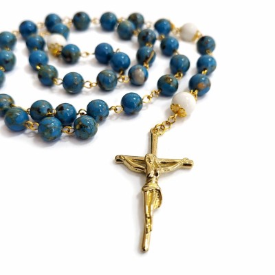 Krunica Gospin plašt – plavi haulit, porculanske perle i pozlaćeni križ
