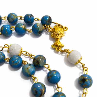 Krunica Gospin plašt – plavi haulit, porculanske perle i pozlaćeni križ