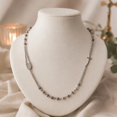 Ogrlica krunica „Rosary” od sivo-ružičastog ahata i nehrđajućeg čelika na stalku